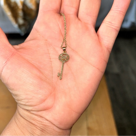 Elegant Gold Key Pendant Necklace - Picture 4 of 4